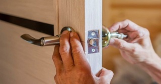 Установка и замена дверной ручки в Полевской от 277 руб. – Мастер24, монтаж фурнитуры, недорого